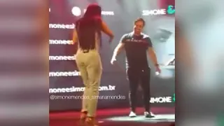 Simone homenageia Kaka no Palco