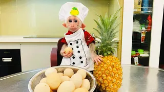 Cheers! Chef Bibi monkey helps Dad cook Oatmeal Eggs for breakfast