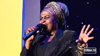 Mama Mawigi kwenye stage. Final Edition| CHEKA TU.