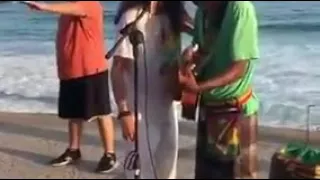 AEROSMITH - Steven Tyler canta "imagine" com músico de rua no Rio