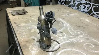 Кованая роза в виде подставки под бутылку