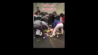 疫情之下的上海某地居民为了生活捡垃圾桶里的菜 Shanghai citizens pick food in garbage