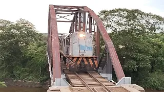 TREM DE CARGA COM VAGÕES CARREGADOS DE CROMO