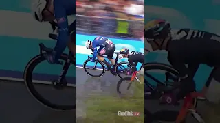 The crash on the finish line 😨 #giroditalia2023 #giroditalia #crash #bikecrashing #cycling #short