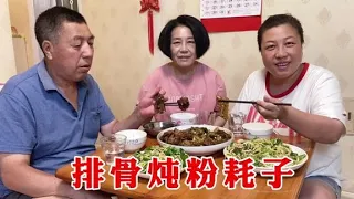 超市搞促销，老爸买半扇排骨，自己做盘东北粉耗子，一起炖嘎嘎香