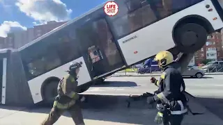 ПН TV: В Питере автобус заехал на столб