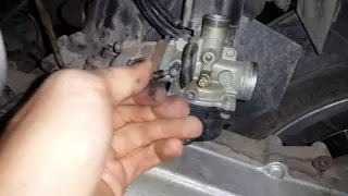 Replacing a carburetor on Peugeot Elystar 2 stroke 49cc 2005.