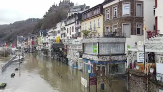 Hochwasserlage am 4.2.2021 - 12 UhrDas Hochwasser hat die B 49 bei Cochem überflutet. Video: Zender