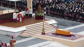 Requiem für Benedikt XVI: Papst Franziskus übergibt Vorgänger an Jesus