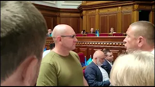 Із сесійної зали ВР вигнали депутата-«шанувальника» лукашенка за військову форму