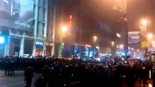 беркут пытается разогнать толпу с ЕВРОМАЙДАНА видео video