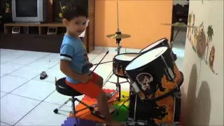 Bebê de 2 anos tocando bateria- FILIPE (2° vídeo)