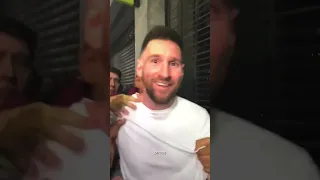 Messi in a restaurant in Argentina 😂