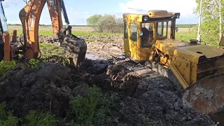 Бульдозер Б10М  И  Эксковатор  спасают  трактор из болото