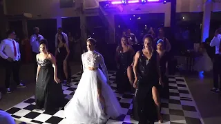 Dança dos noivos com padrinhos moderno!