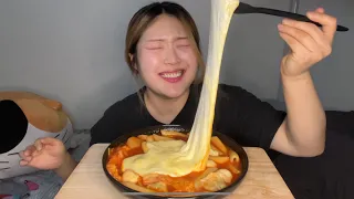 비상 비상 🚨응급실떡볶이에 치즈 추가 나갑니다 🚨먹방 / Add cheese to emergency room tteokbokki mukbang