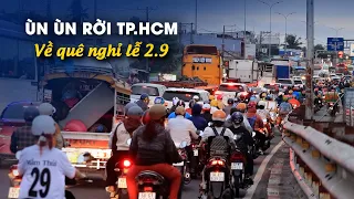 Đoàn người ùn ùn rồng rắn rời TP.HCM về quê nghỉ lễ Quốc khánh