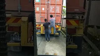 Paano kaya mabuksan ang container na ito? at ano naman kaya ang nilalaman nito? #container #cargo