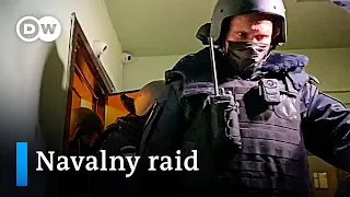 Russian police raid Alexei Navalny's home and offices | DW News