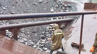 Barge unloading cobblestone when it rains - Relaxing video, amazing flow of stones