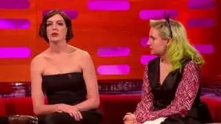 Lena Dunham & Anne Hathaway attempt English accents