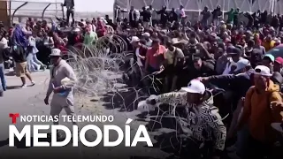 Reabren el cruce fronterizo donde migrantes protestaron debido a un engaño | Noticias Telemundo