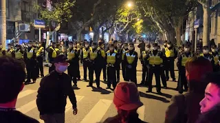 Centenas de chineses protestam contra política de "Covid zero"