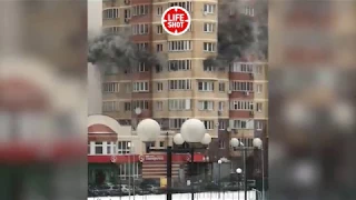 В Красногорске горит жилой дом. Люди выпрыгивают из окон 6-го этажа