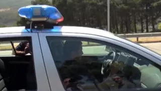 პოლიციის უცნაური ქცევა