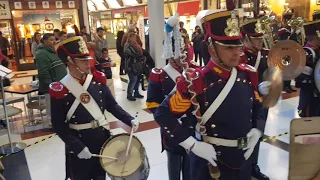 Laura Cartuccia viendo la Fanfarria del Alto Peru en el Shoping