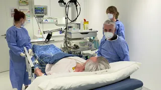 Patient lässt sich von Kamerateam zur Darmspiegelung begleiten.