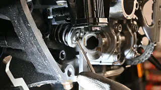 BMW R 1300 GS Checking and adjusting valve clearances
