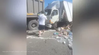 Пассажирку грузовика зажало в кабине после массовой аварии на КАД