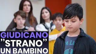 Giudicano ''Strano'' un Bambino, Impareranno una Lezione Importante