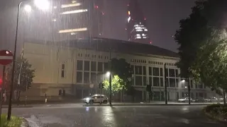 Nuova ondata di maltempo a Milano, diramata allerta rossa, piogge torrenziali a CityLife