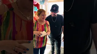 Le lleve serenata a mi mamá a su trabajo 🤩 y así reaccionó 🥹