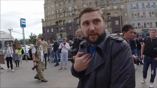 Заступался за ментов и был задержан, на митинге 3 августа в Москве