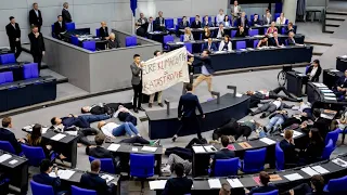 Polarisierender Protest für Klimaschutz: Jugendliche stellen sich im Bundestag tot