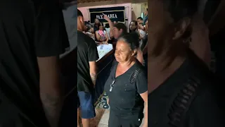 Emocionante: Mãe dá conselho a jovem durante velório do filho na Bahia
