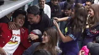 Akshay Kumar Playing Antakshari With Hoiusefull 4 in Train | Riteish,Bobby,Kriti,Pooja