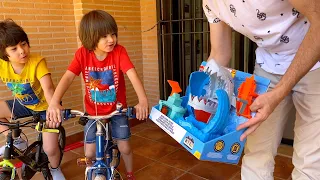 ROBO SHARK FRENZY de HOT WHEELS para coches COLOUR SHIFTERS con Dani y Evan