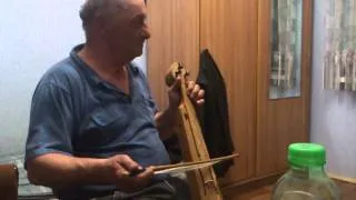 Дедушка играет на кеменча