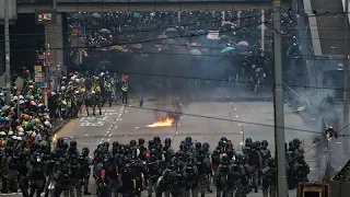Batalla campal en Hong Kong en vísperas del 70 aniversario de la República Popular China