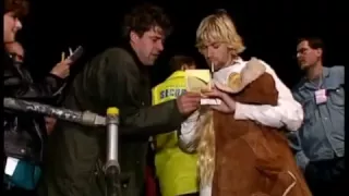 Kurt Cobain at the backstage (Live at reading DVD 2009)