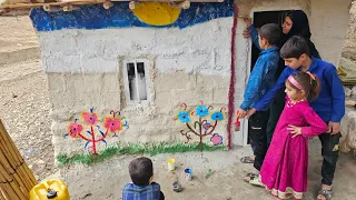 "Narrative of nomadic life against the storm of rain and wind: painting the walls of the hut"🌧👩‍👦‍👦🎨