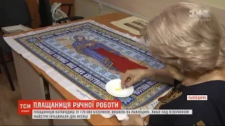 Першу в світі плащаницю Богородиці з бісеру вишили на Львівщині
