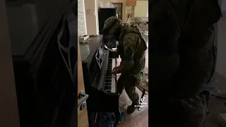 💙💛Український військовий у звільненому селі грає на піаніно. Росіян вибили !