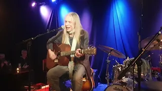 Dan Hylander själv med gitarr "Farväl till Katalonien"  Rockklubb Medely Malmö 23/11-2022