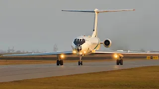 Takeoff Tu-134 with whistling sound and black smoke. Tu-134A with golden double-headed eagle.