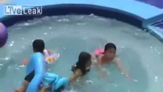 Ребенок чуть не утонул в детском бассейне
